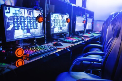 Datorer på webbcafé