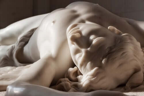 En staty av marmor