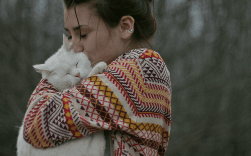 Kvinna kramar katt