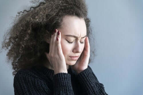 Kvinna med huvudvärk