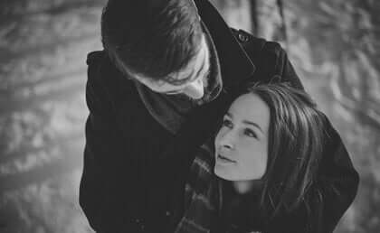 Par tittar på varandra