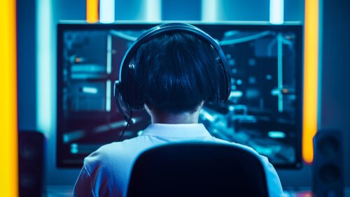 Person spelar datorspel