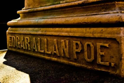 Edgar Allan Poe i sten.