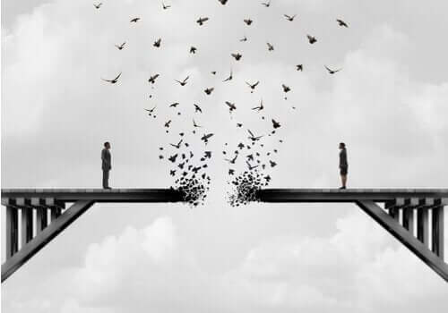 Ett par som står på en trasig bro.