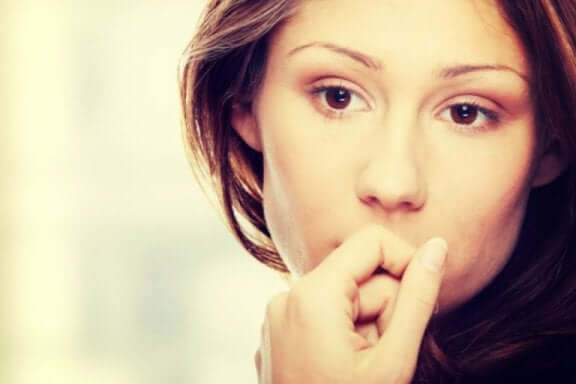 En fundersam kvinna.