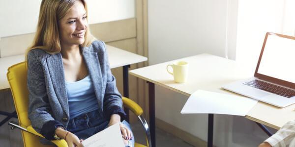 Kvinna på intervju.