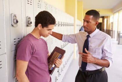 Studievägledare som pratar med elev.