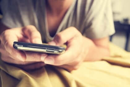 Man som använder smartphone.