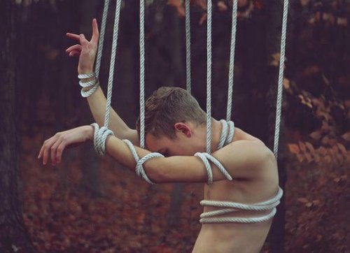 Man som hänger i olika rep.