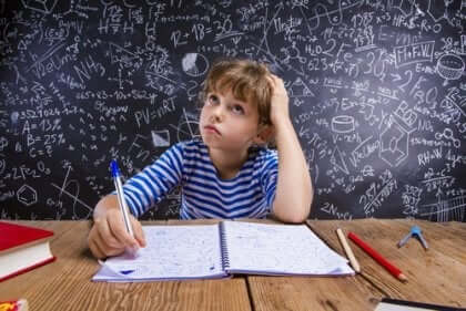 Skolpojke som grubblar över matematiskt problem