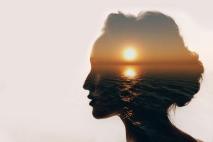 Solnedgång i en kvinnas siluett