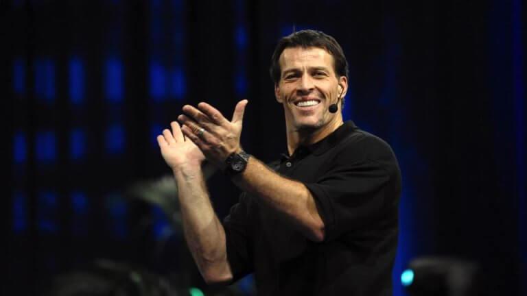 Tony Robbins som klappar.