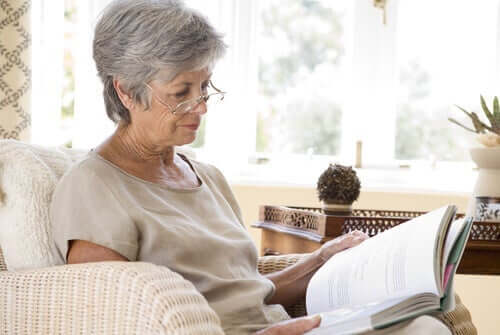 Äldre läsande kvinna