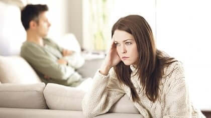 Oroad kvinna med partner