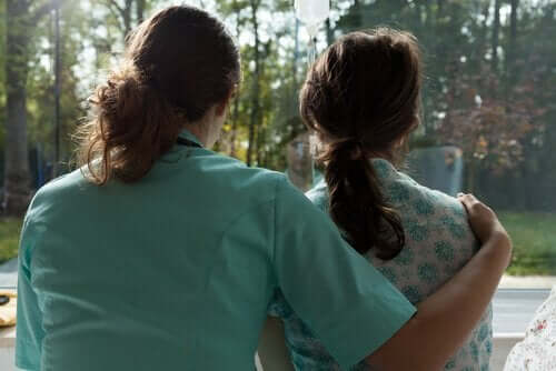 Sköterska kramar patient