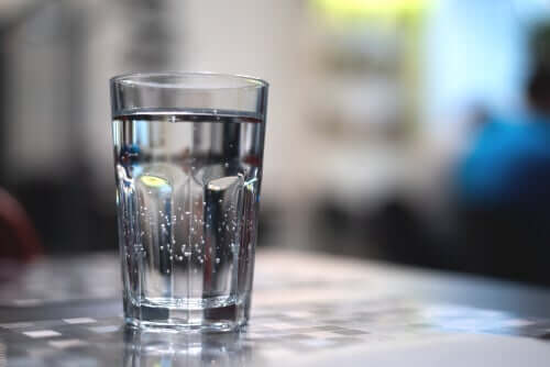 Ett glas med vatten.