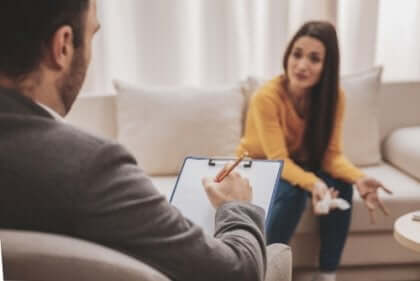 Kvinna hos terapeut.