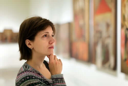 Kvinna som tittar på konst.