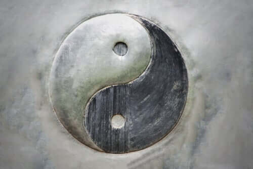 Ying och Yang: naturen hos existensens dualitet