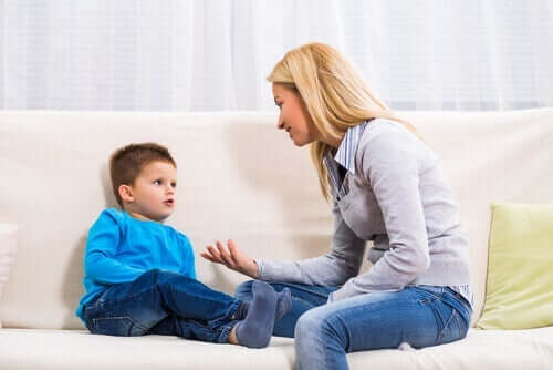 Mamma som pratar med sin son på soffan