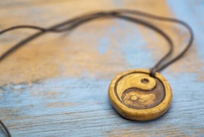 Medaljong med yin och yang.