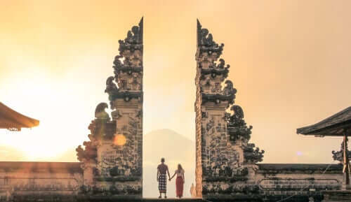 Par vid tempel