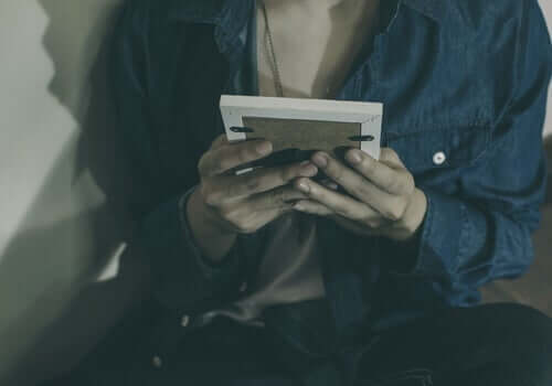 En person som tittar på ett fotografi