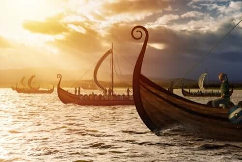 Vikingaskepp på havet.