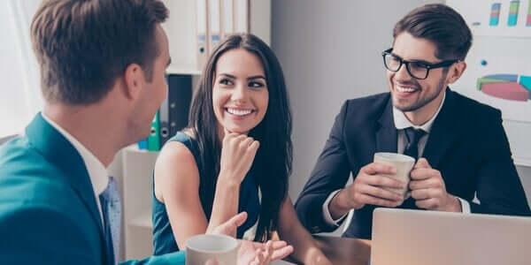 Kollegor pratar med varandra