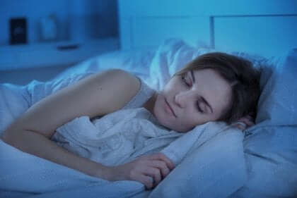 En kvinna med god sömnhygien