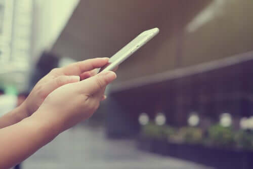 Kvinna som håller smartphone.