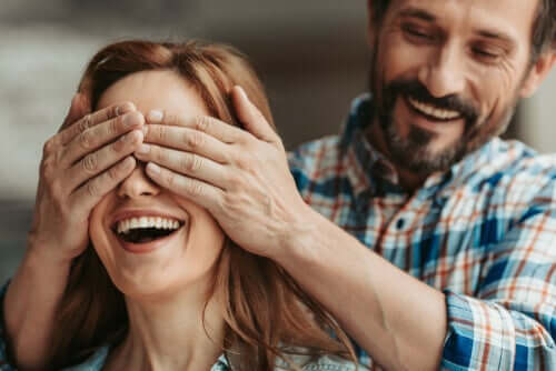 Man som överraskar kvinna.