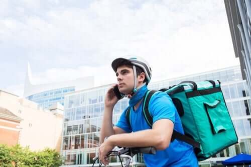 Man som pratar i mobiltelefon.