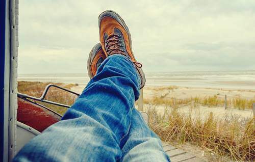 Man som slappnar av.