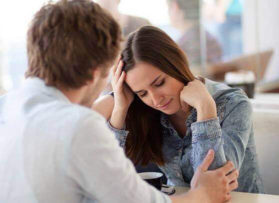 Kvinna som lider av filofobi, rädsla för att bli förälskad.