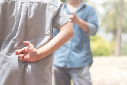 Person som korsar fingrarna.