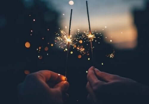 Personer som håller tomtebloss.