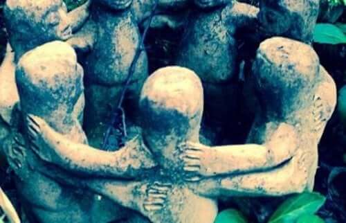 Statyer som håller om varandra.