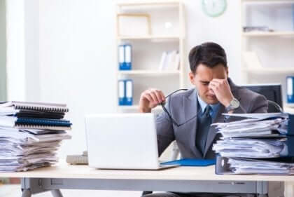 Stressad man som arbetar.