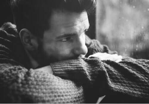 Svartvit bild på man.