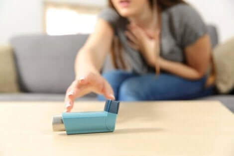 Kvinna med inhalator