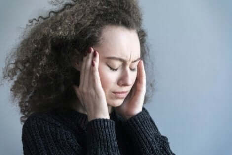 Kvinna med svår huvudvärk
