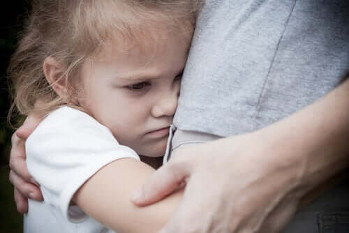 En flicka med separationsångest som kramar sin förälder hårt.