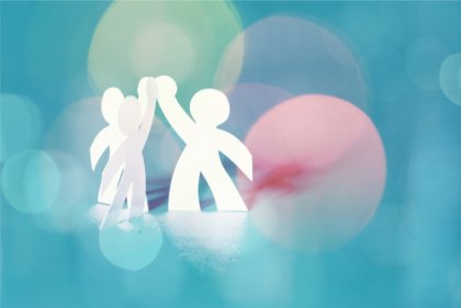 Gubbar som gör high five.