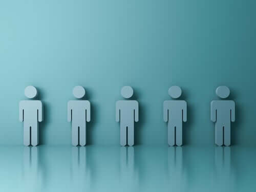 Gubbar som står på rad.