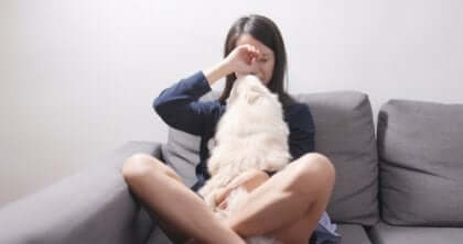 Kvinna och hund i soffan.