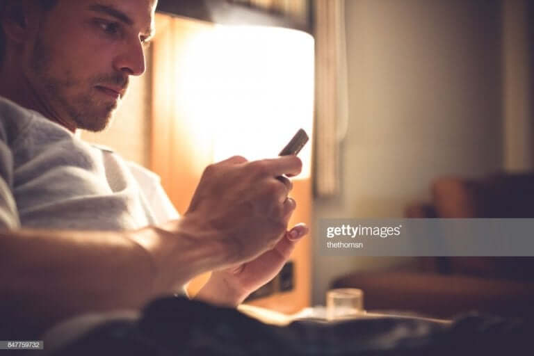 Man med telefon.