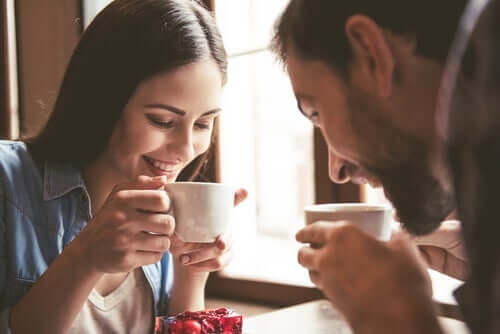 Man och kvinna som dricker kaffe.