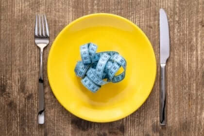 Måttband på tallrik.