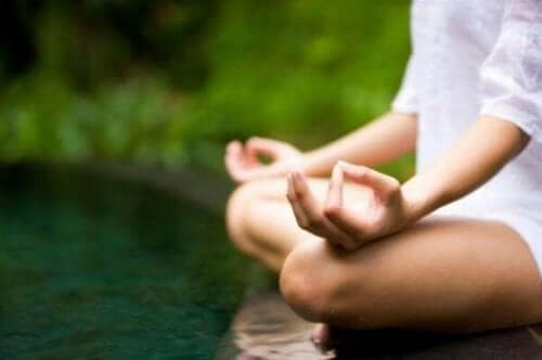 Person som mediterar.